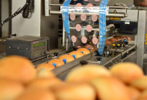 Horizontal Flow-Wrap Packaging Machine Packing Bread Rolls
