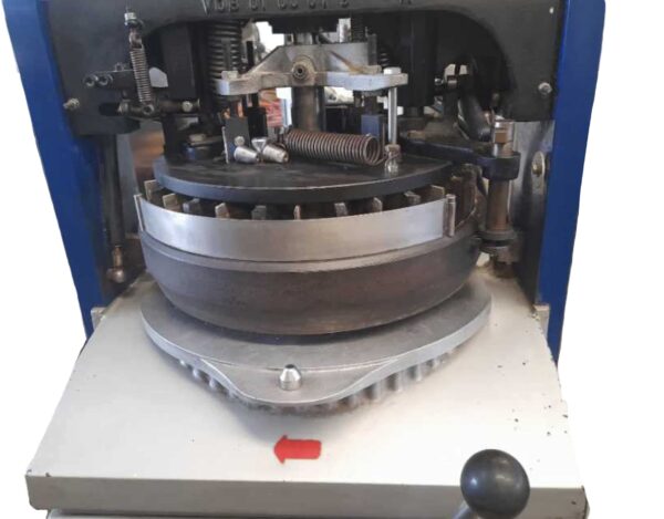 Daub Bun Divider Rounder by MOffat